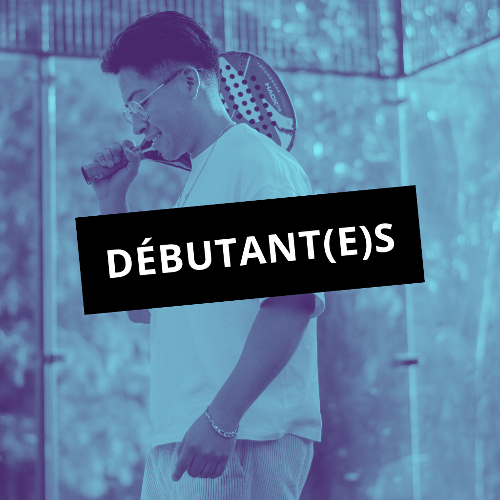 Un joueur débutant le padel dans une ambiance conviviale à Saint-Etienne